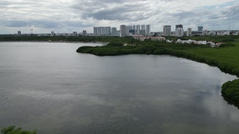 Paso-Elevado-Sobre-La-Laguna-Nichupté-Poco-Profunda-Hacia-Cancún,-México,-Bajo-La-Nube