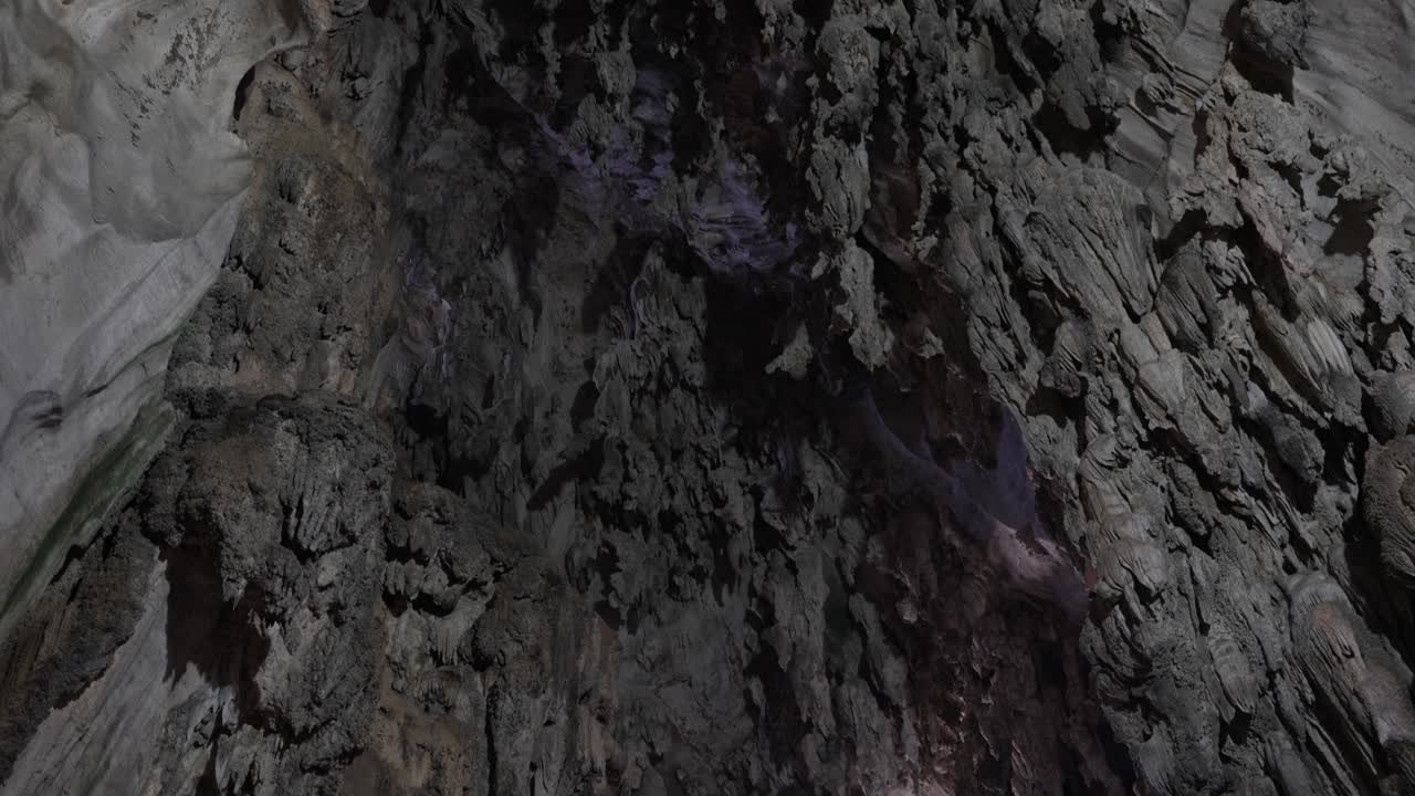 Formazioni calcaree della Grotta della Cattedrale nel complesso del Tempio delle Grotte di Batu a Selangor, Malesia. Ripresa con movimento verticale verso il basso