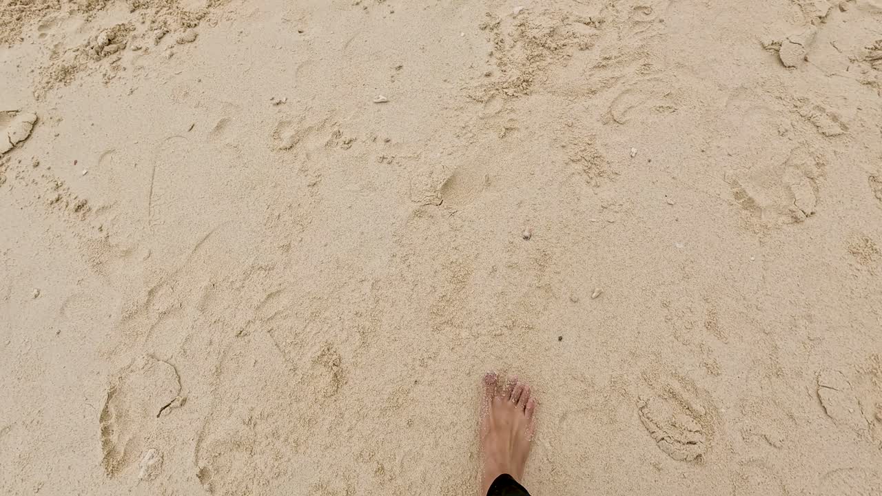 태국에서 모래 위를 맨발로 는 것