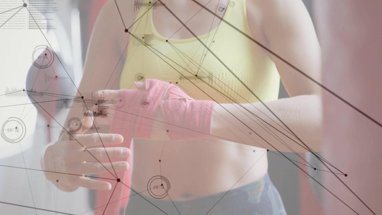 Atleta femenina vendándose las manos con vendas rosas en un gimnasio de boxeo, el entrenador entregando el extremo, con una interfaz de usuario mostrando el estado de preparación.