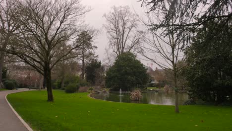 Malerische-Rasenfläche-Und-Teich-Im-Jardin-Des-Plantes-D&#39;Angers-In-Frankreich-–-Breit