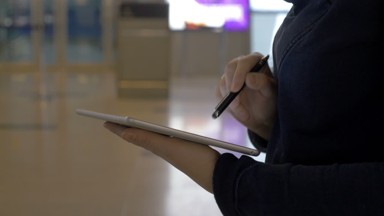 Facile lavoro con il pad durante l'attesa del volo