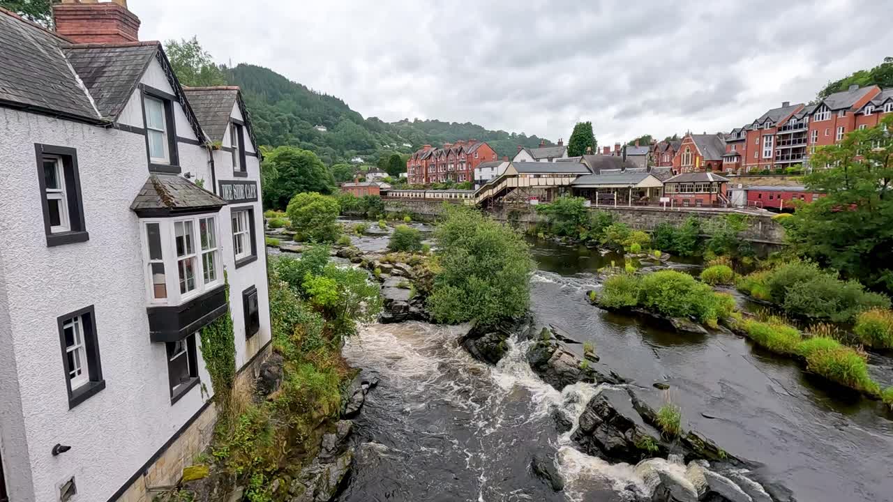 Cittadina pittoresca e ruscello a Llangollen, Galles