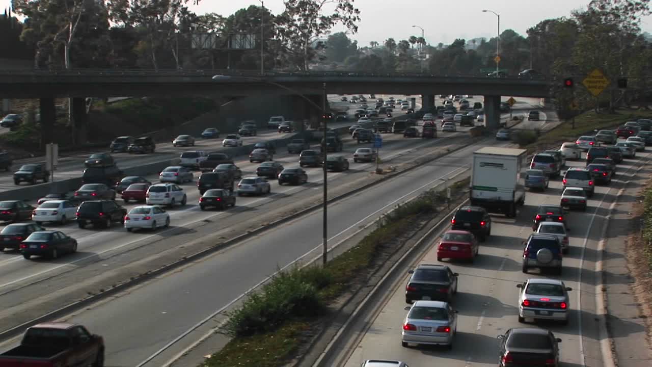 고속도로의 교통량이 많은 드라이브