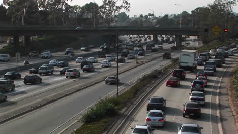 Heavy-traffic-drives-on-the-interstate