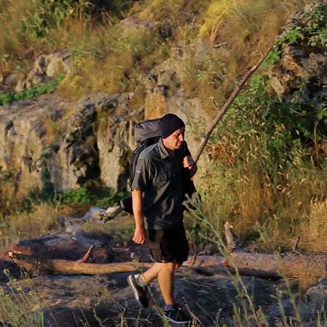 hombre subiendo en la colina