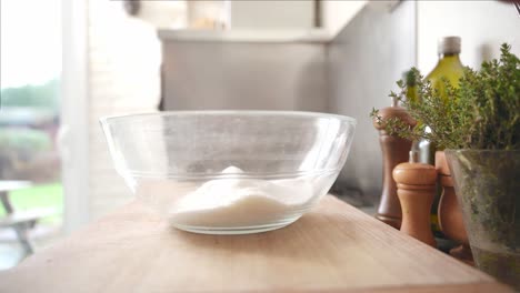 persona que le quita su báscula de cocina antigua para mezclar los ingredientes en el recipiente