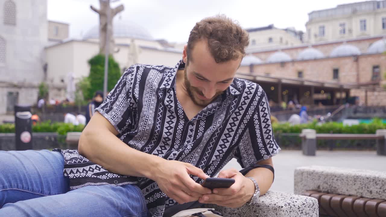 쾌활한 젊은이. 길거리에서 야외의 젊은이.