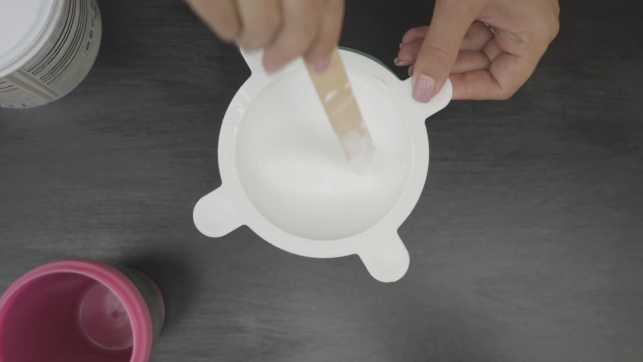 persona equipo cepillo dolor mezcla agitación color premier color