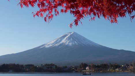 Lake-Kawaguchiko-in-Japan,-stunning-views-of-mount-fuji-with-red-leaves-in-peak-autumn