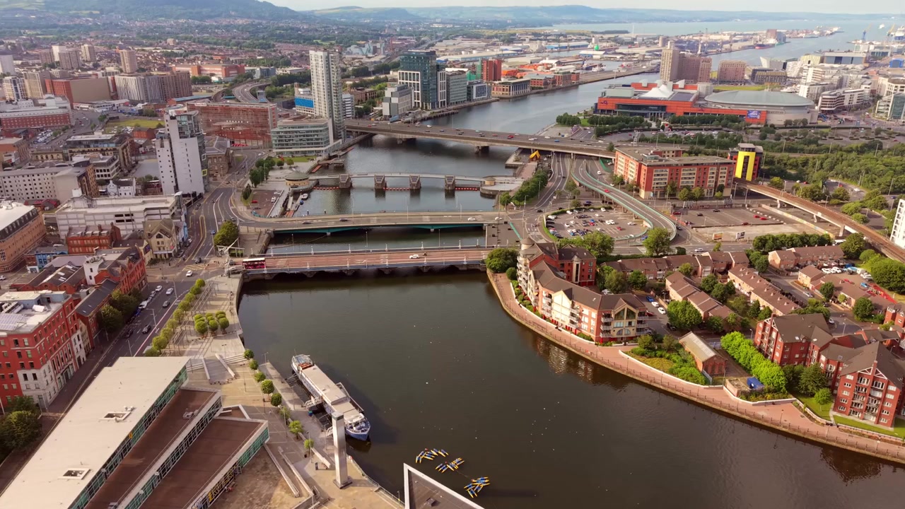 Vídeo aéreo 4K 60FPS em sentido anti-horário da área do Rio Lagan no Centro da Cidade de Belfast, na Irlanda do Norte, Reino Unido. Produzido em cores de transmissão Rec709