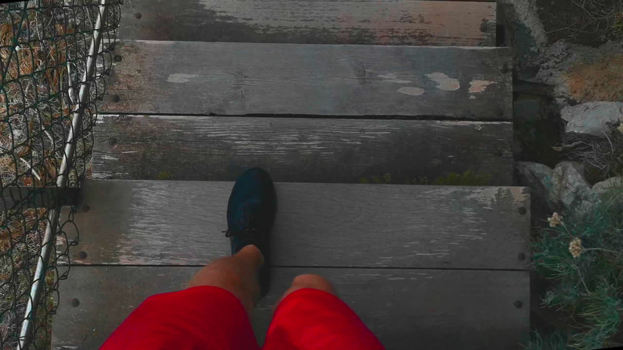 나무계단을 내려가다