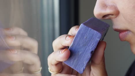 una mujer con olor a jabón de lavanda púrpura.