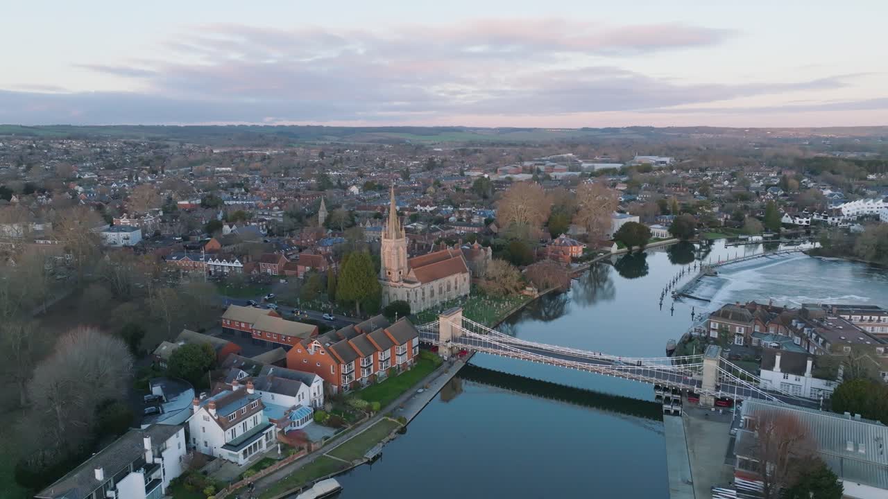Marlow, Royaume-Uni Grand angle statique sur la rivière au coucher du soleil, avec vue sur la ville