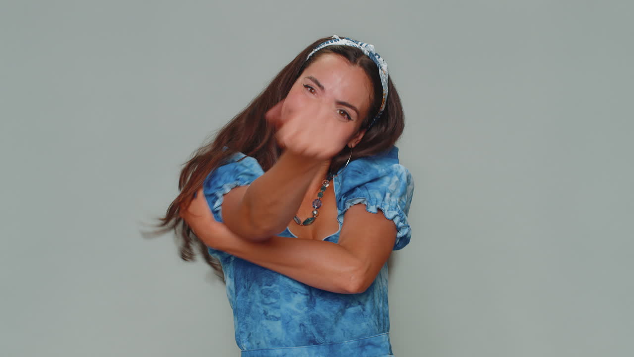 mujer joven extender las manos y dar un abrazo bonito a usted, expresión agradable, sentimientos de amor, abrazo