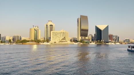 Alte-Stadt-Von-Dubai-Gebäude-Gesehen-Bei-Sonnenuntergang-Von-über-Dem-Bachfluss