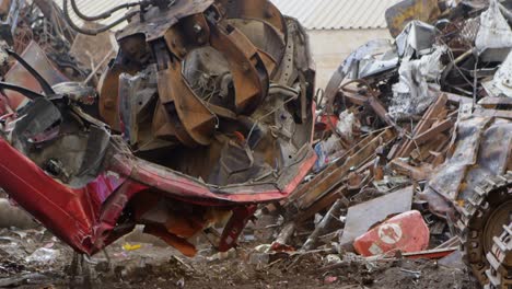 máquina de excavadora que se opera en el depósito de chatarra 4k