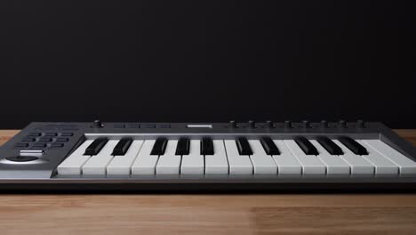 zoom lento en un teclado midi desde el frente