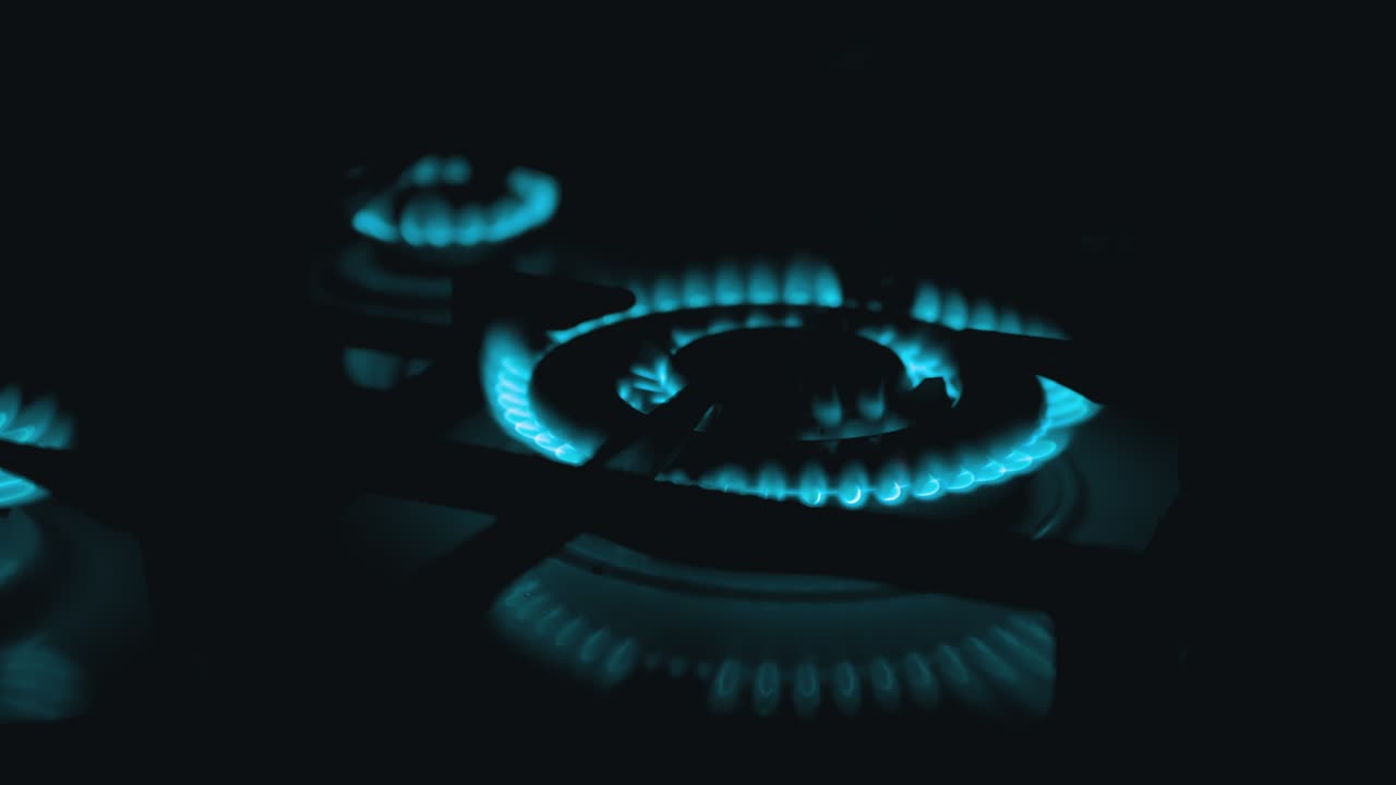 밤에 부에서 파란 불꽃으로 불타는 가스 버너를 켜라. 클로즈업