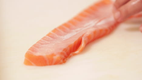 Cortar-El-Exceso-De-Carne-De-Filete-De-Salmón-Fresco---Hacer-Sushi---Cerrar,-Cámara-Lenta