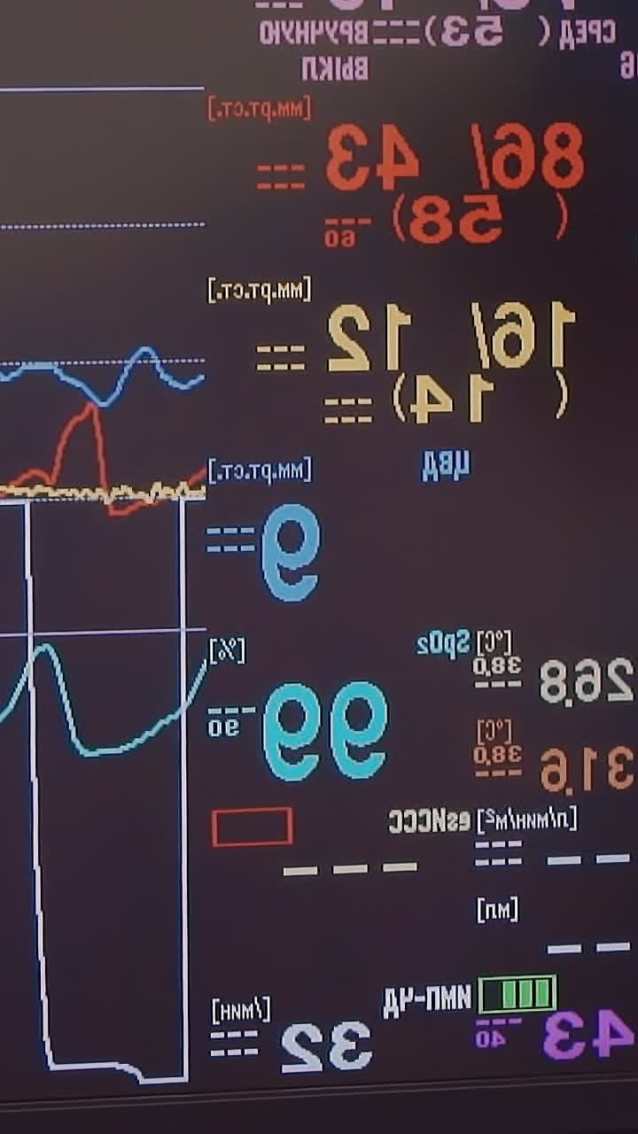 monitorear los datos cardíacos en la sala de cirugía de primer plano. tecnología digital que controla los indicadores de vida del paciente durante la cirugía de derivación de la arteria coronaria. pantalla de computadora