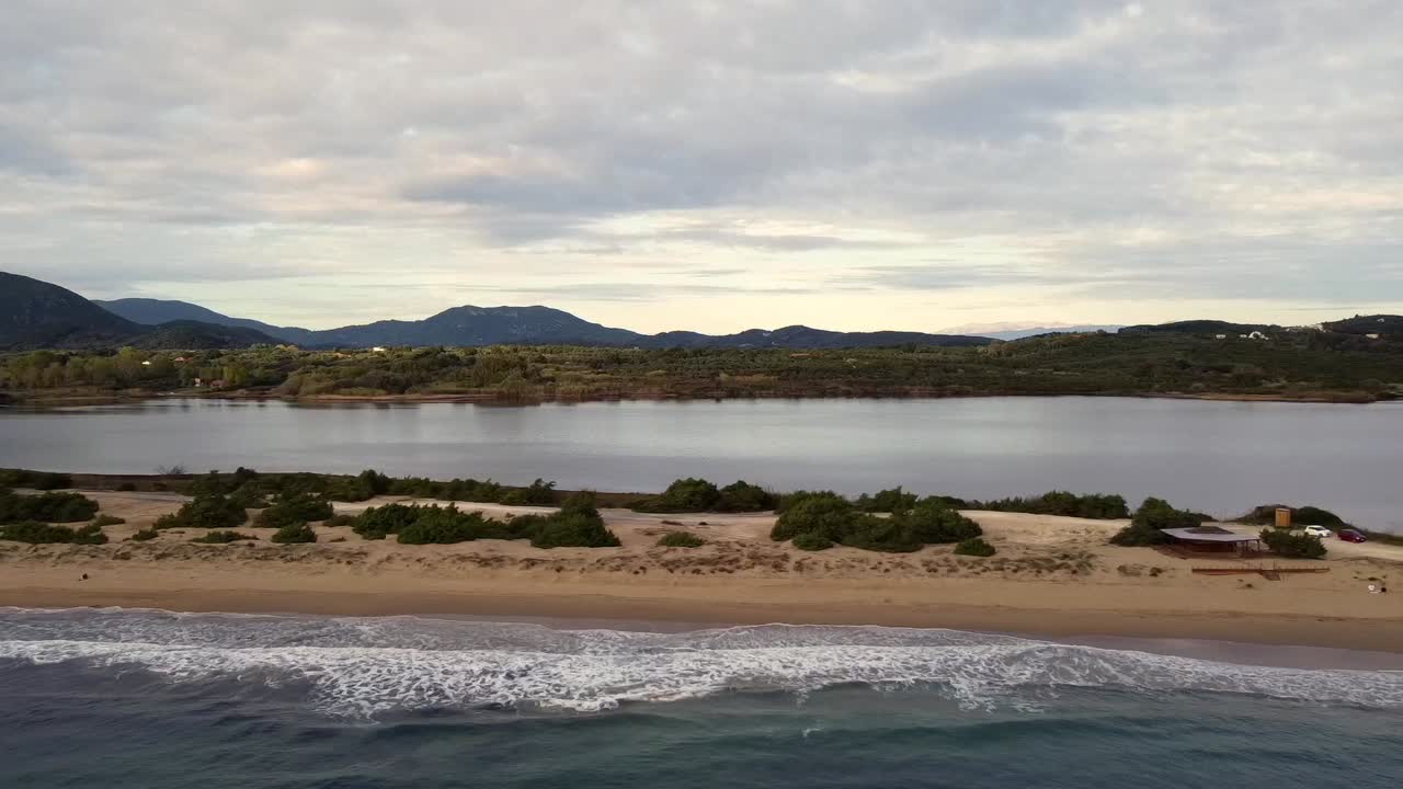dramático vuelo aéreo de drones deslizador volar de lado de izquierda a derecha disparo de drones sobre la costa paraíso en alta mar naturaleza salvaje playa de ensueño corfú grecia otoño de 2021