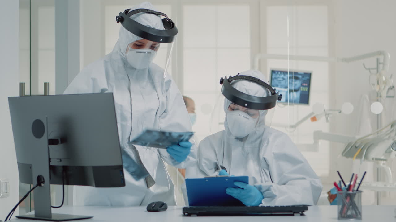 전문 치과 의사 및 치아의 스레이 검사 보조