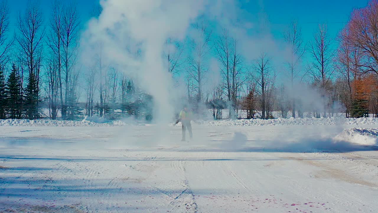 외부에서 -50일 때 끓는 물은 즉시 상태를 변경하여 매우 멋진 효과를 생성합니다.
