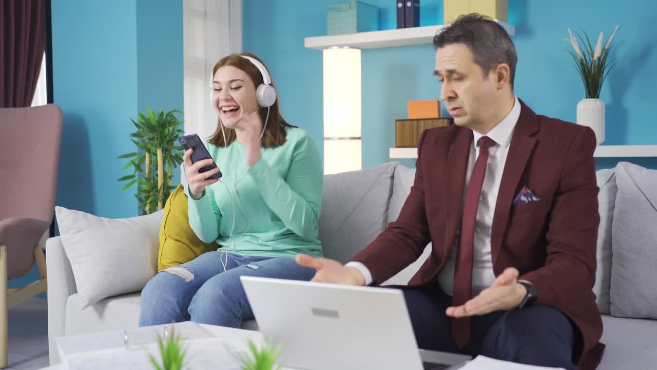 la joven que enojó a su padre. el hombre no puede trabajar.