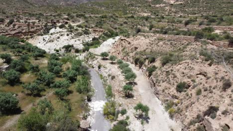 Volando-Sobre-Un-Valle-En-Las-Montañas