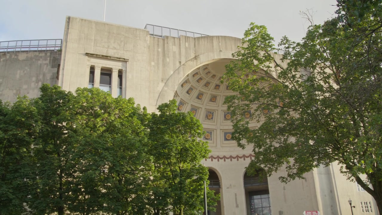 Estadio de Ohio en el campus de la Universidad Estatal de Ohio en Columbus, Ohio, con un paneo medio de izquierda a derecha.