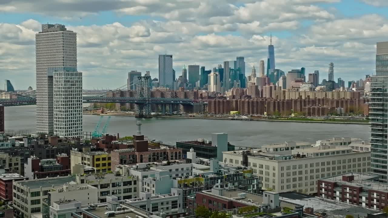 1 월드 트레이드 센터와 윌리엄스버그 다리와 함께 스카이라인의 드론  ⁇ 을 확대