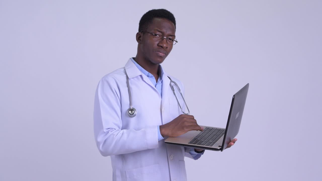 joven y guapo hombre africano médico
