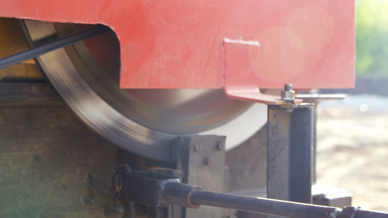 la máquina funciona con una parte redonda de rotación rápida