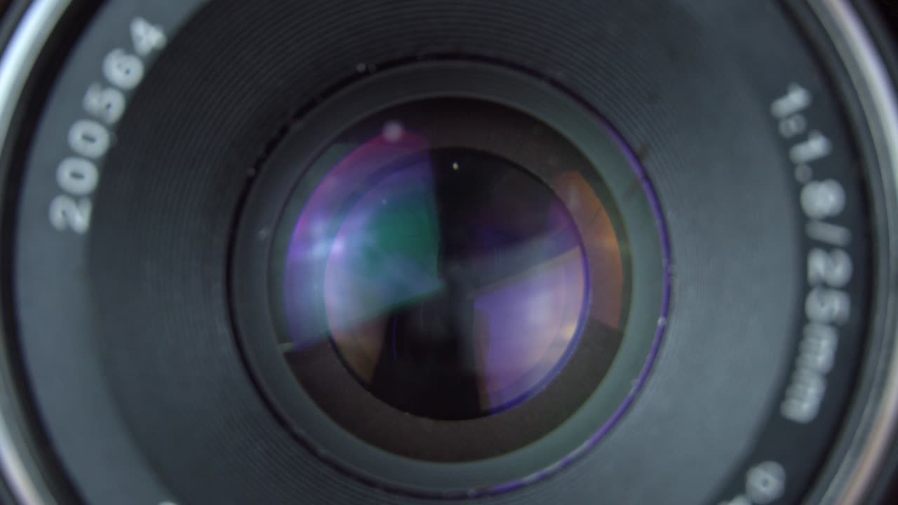 Regolazione dell'apertura dell'obiettivo della fotocamera. L'apertura della fotocamera si apre lentamente e poi si chiude.