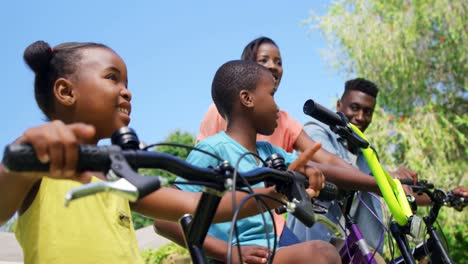 Familia-Sonriendo-En-Sus-Bicicletas