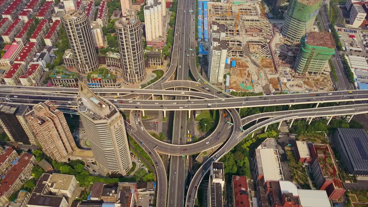 china día soleado ciudad de shanghai famoso tráfico redondo cruce de carreteras vista aérea superior 4k