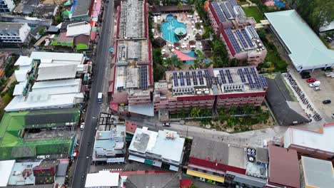 las imágenes de drones capturan las vibrantes calles de phuket y las piscinas del complejo desde arriba, mostrando entornos urbanos y de ocio a la luz del día.