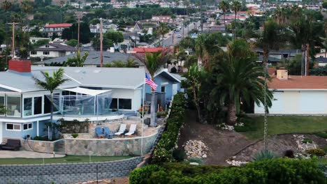 Drone-pans-past-cliff-side-real-estate-in-residential-suburban-San-Pedro-to-reveal-White-Point-Park-and-the-Pacific-Ocean-in-Los-Angeles-Country,-California