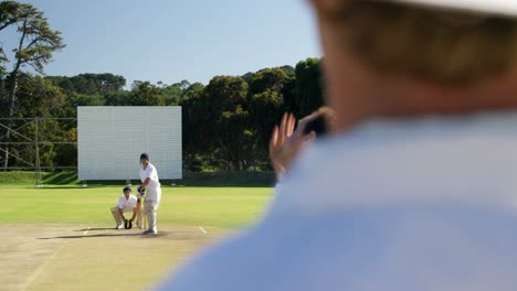 Jugador-De-Bolos-Entregando-Pelota-Durante-El-Partido-De-Cricket