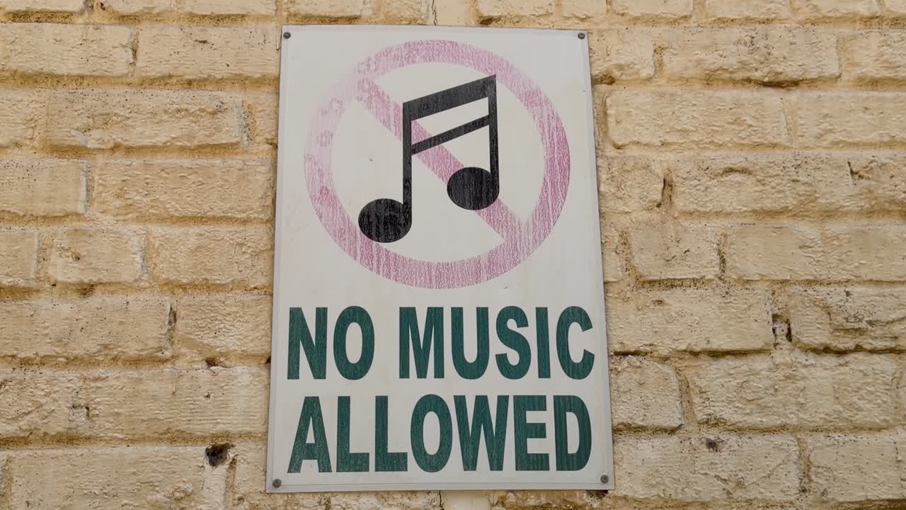 Et 'Ingen musikk tillatt'-skilt på et feriested nær Cape Town.