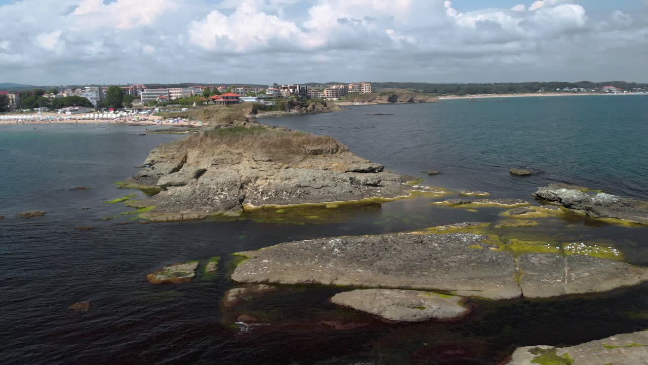 съемка с беспилотника вокруг небольшого острова в черном море, болгария