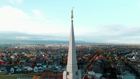 Hermosa-Antena-Con-ángel-Moroni-Elevando-Al-Cielo-En-El-Templo-Mormón-Oquirrh-De-La-Montaña-Lds-En-El-Sur-De-Jordania,-Utah