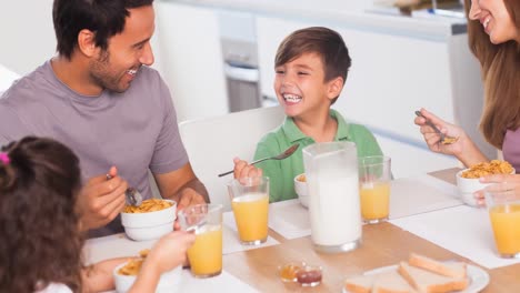 Animación-De-Familia-Feliz-Comiendo-En-Casa.