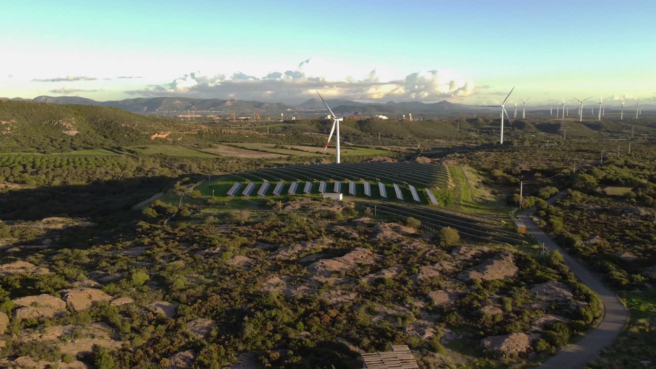 Vista aérea de painéis solares e turbinas eólicas, sustentabilidade
