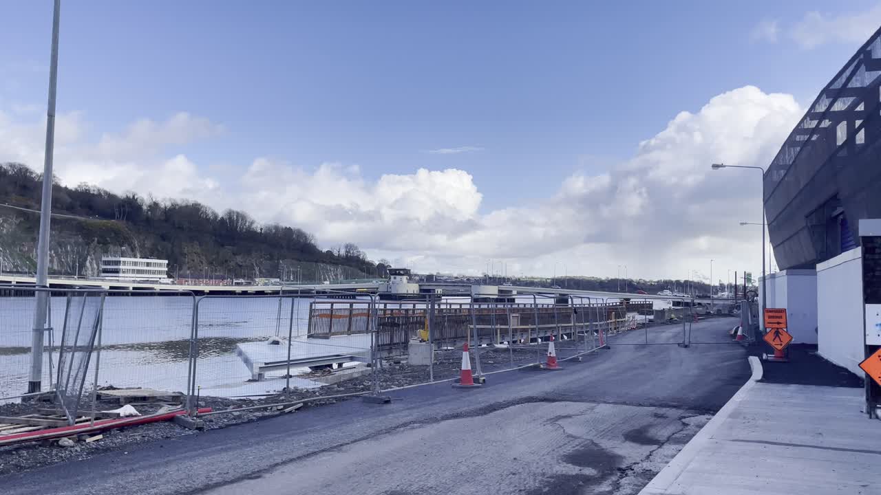 уотерфорд, ирландия новая пешеходная дорожка прокладывается вдоль берега реки суир