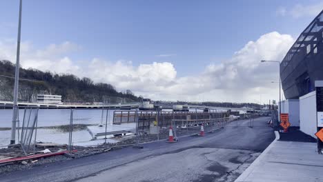 waterford irlanda nueva pasarela instalada a lo largo de la orilla del río suir