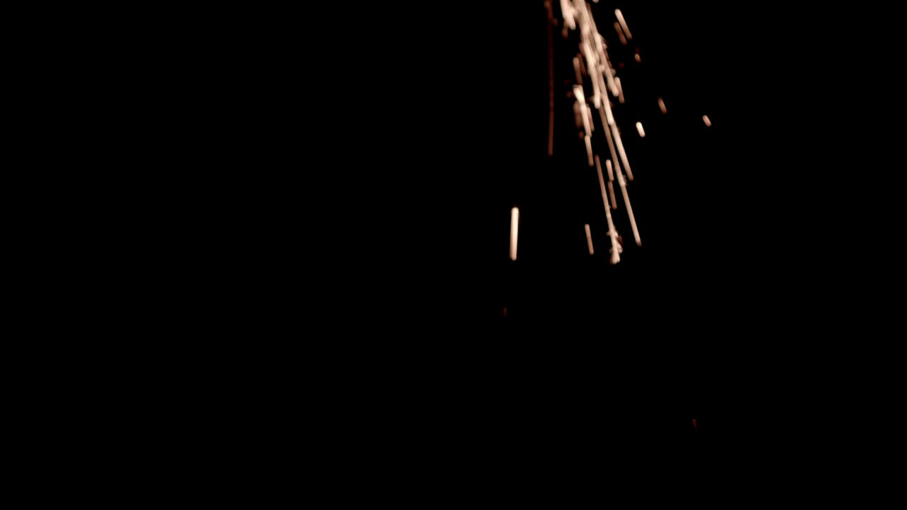 chispas amarillas brillantes sobre un fondo negro