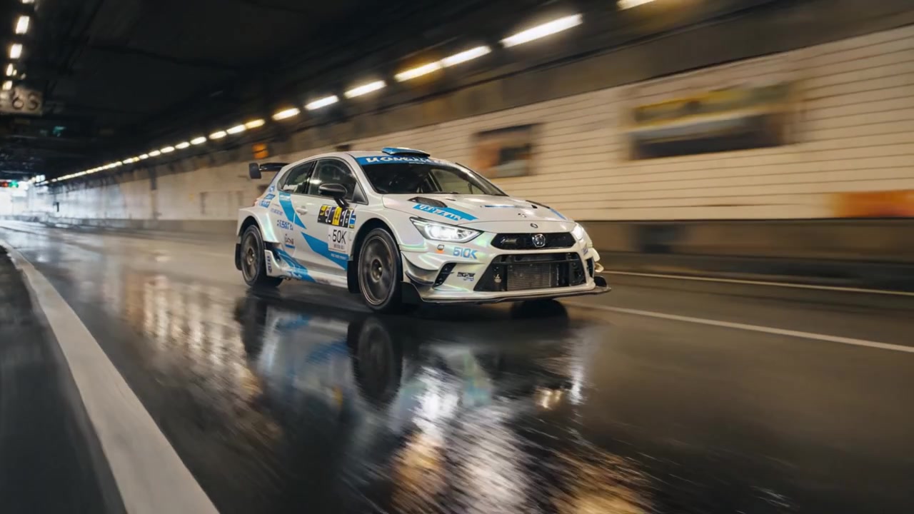 Dynamisk racerløbsaction: En højhastighedsbil suser gennem en tunnel, der fanger spændingen og kraften ved motorsport i en imponerende fremvisning af ydeevne og hastighed.