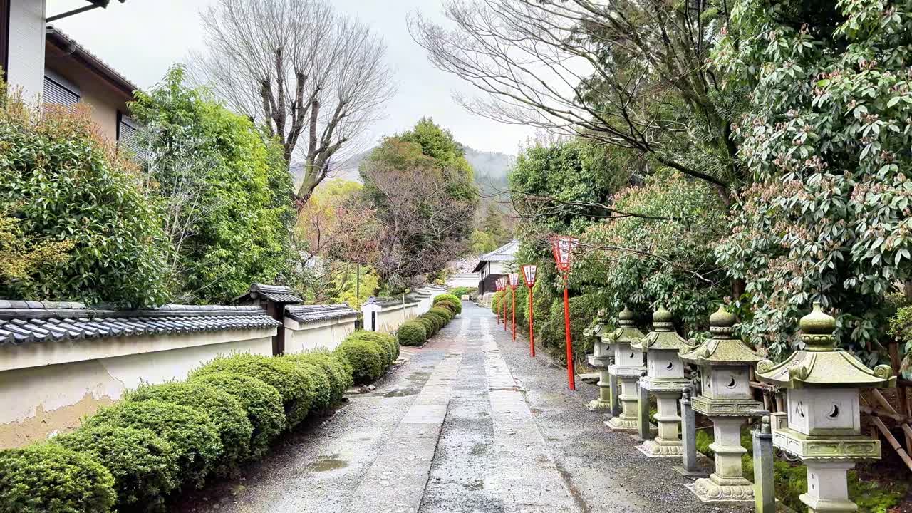 Traditionelles Tor führt zum ruhigen Zuishinin-Garten in Kyoto, Japan.
